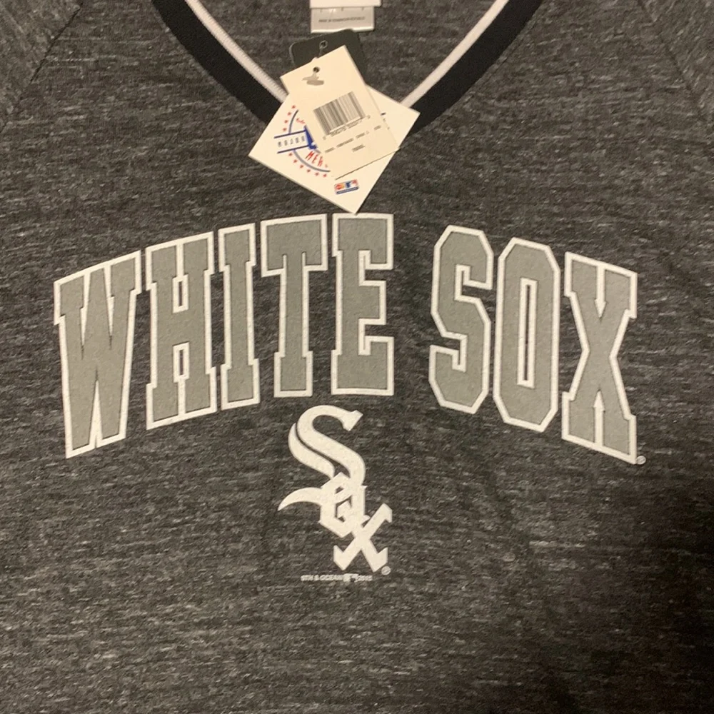 NWT women’s White Sox v-neck tee - Picture 3 of 4